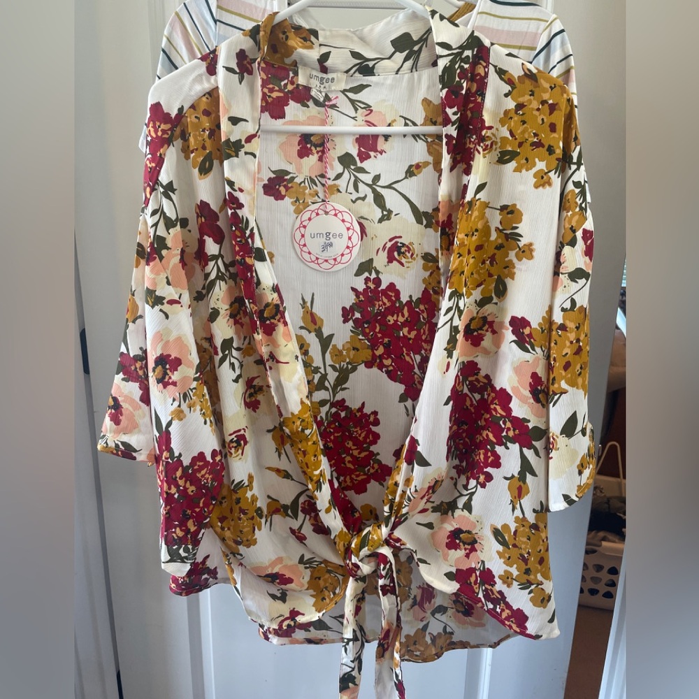 Umgee tie-front kimono, NWT. Purchased from local boutique. Size small/medium.